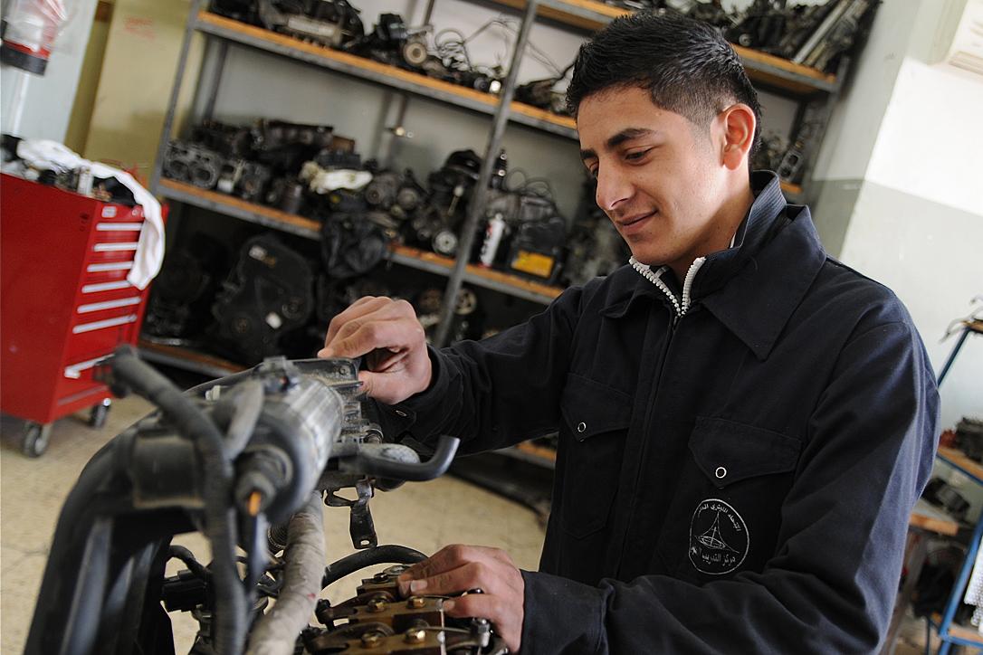 Ahmad macht im LWB-Berufsbildungszentrum in Ramallah eine Ausbildung zum Automechaniker. Der LWB bietet jungen PalästinenserInnen seit 1949 Möglichkeiten, einen Beruf zu erlernen. Foto: LWB-Jerusalem/K. Brown