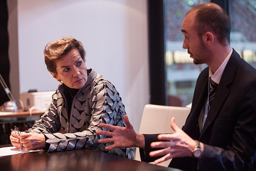 Martin Kopp (re.), LWB-Delegierter bei der UN-Klimakonferenz (COP-19), im Gespräch mit Christina Figueres, der für das Rahmenübereinkommen über Klimaänderungen verantwortlichen UN-Exekutivsekretärin. Foto: LWB/Sean Hawkey