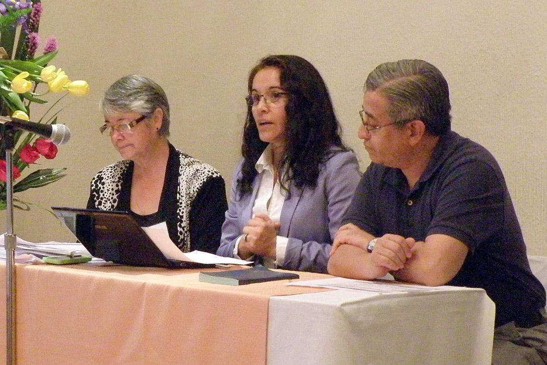 Pfarrerin Gloria Rojas, Pfarrerin Patricia Cuyatti und Bischhof Eduardo Martínez. Foto: Adriana Castañeda