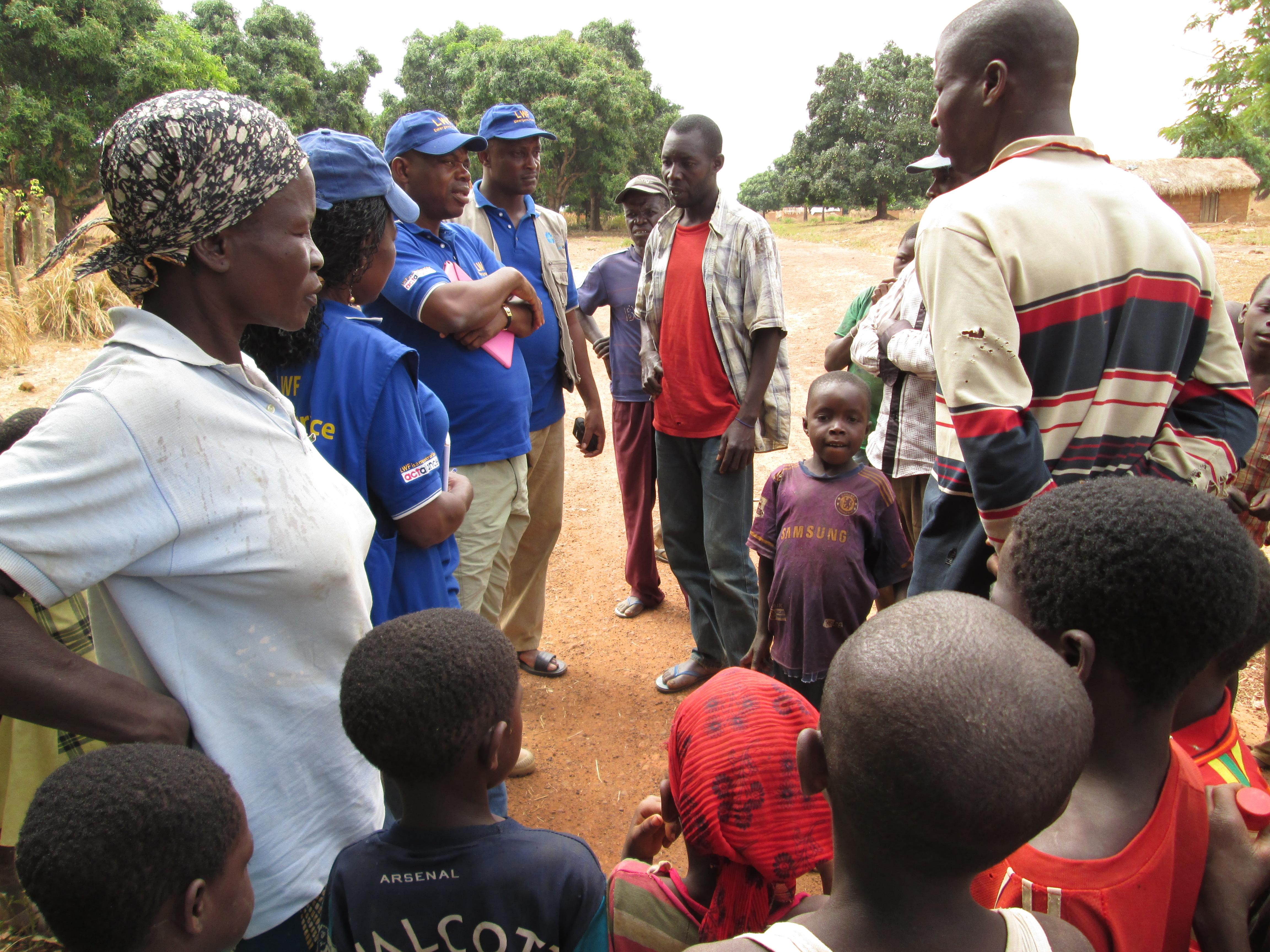 HelferInnen des LWB treffen Binnenvertriebene in Bouar in der Zentralafrikanischen Republik. Foto: LWB/AWD-ZAR