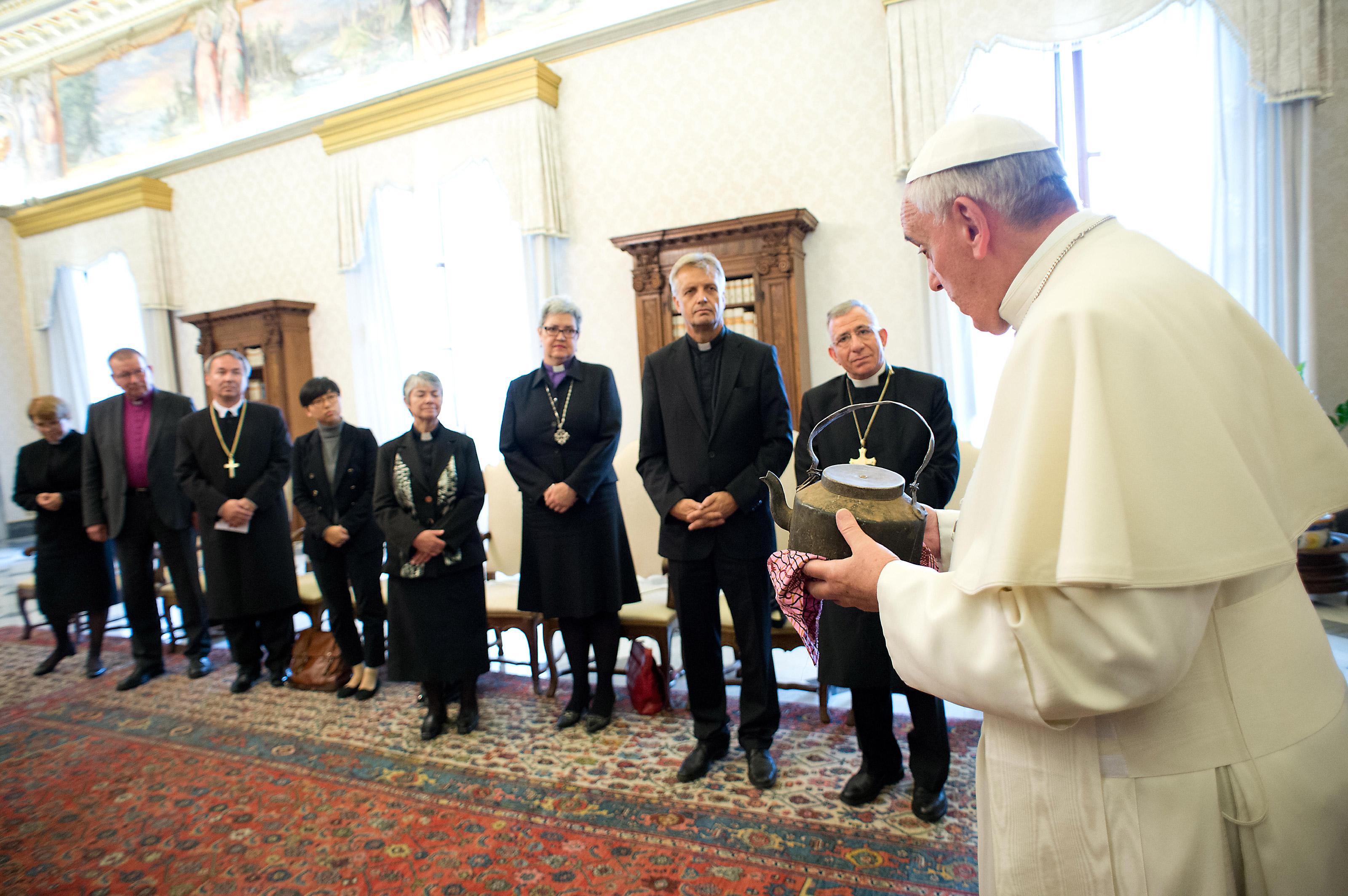 Der Papst erhielt den Teekessel eines Flüchtlings als Einladung, sich gemeinsam für die leidenden Nächsten einzusetzen. Foto: Osservatore Romano