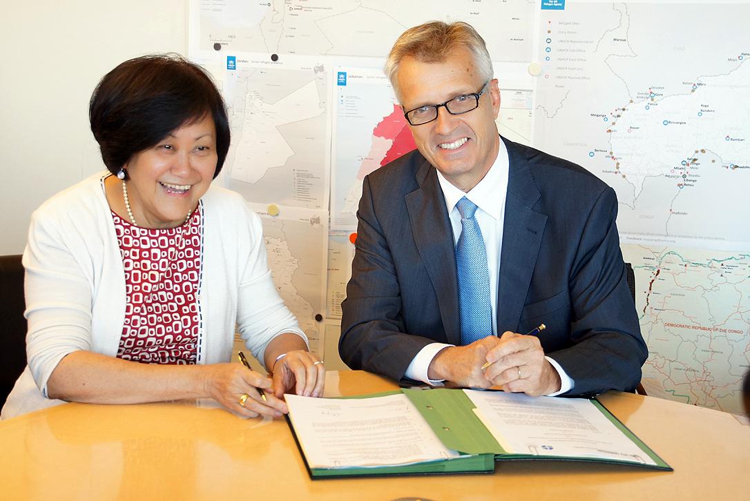 UNHCR Assistant High Commissioner Janet Lim (left) and LWF General Secretary Rev  Martin Junge signing the MoU. Photo: LWF/ C. KÃ¤stner 