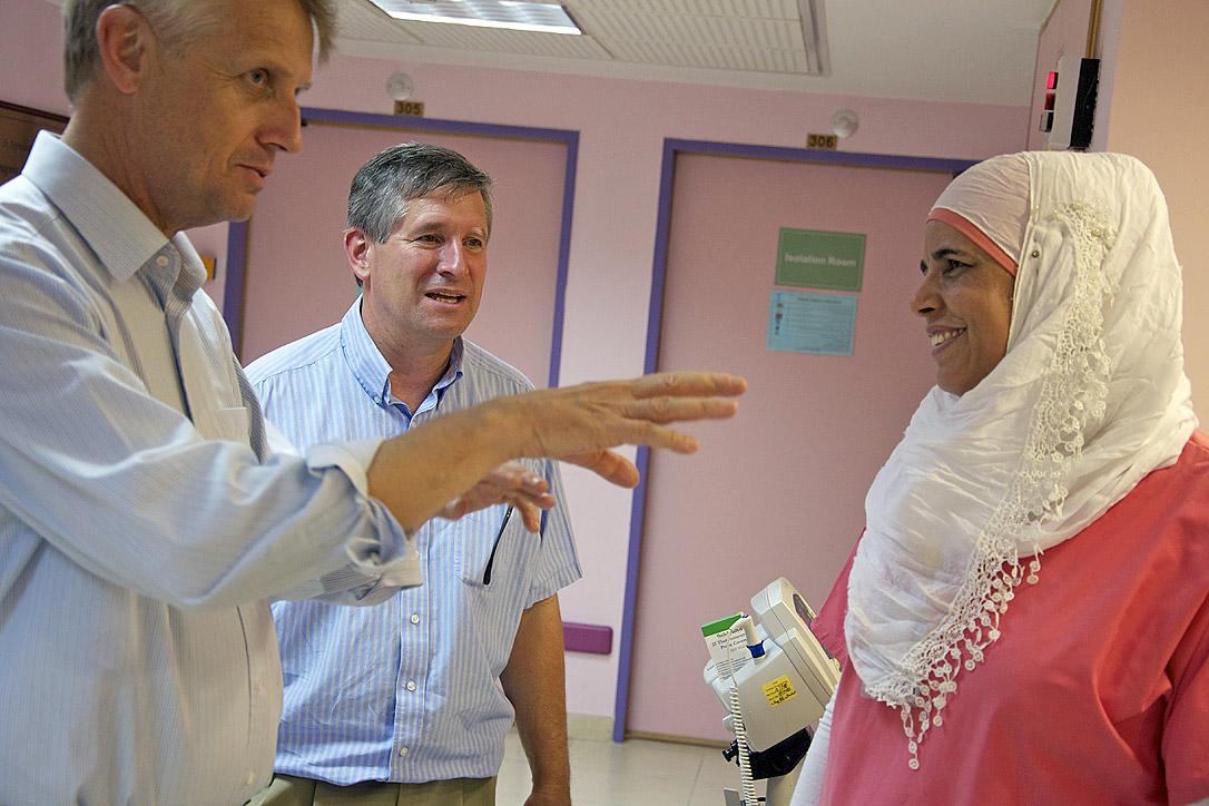 LWF General Secretary Rev. Martin Junge (left) and the Middle East program representative Rev. Mark Brown talk with AVH pediatric nurse Shadja Nasser. Photo: LWF/Thomas Ekelund