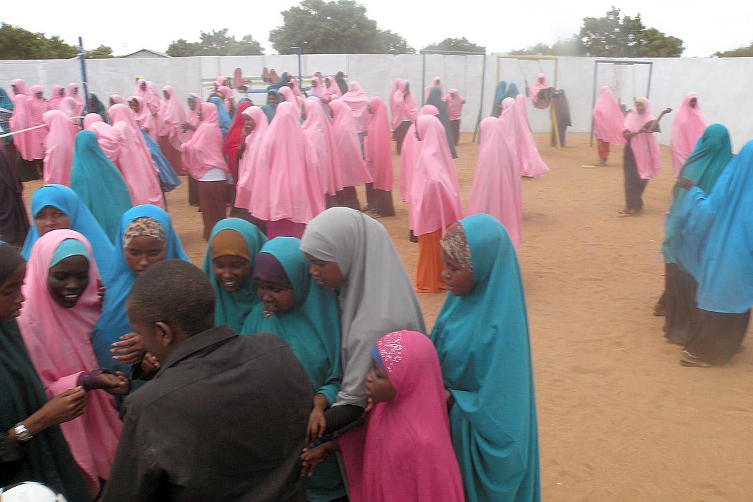 Dadaab beherbergt die weltweit grösste Gruppe von Flüchtlingslagern, in denen über 350.000 Menschen leben. Eines davon ist Kambioos, wo der LWB Zentren speziell für Mädchen eingerichtet hat, in denen sie in Sicherheit verschiedene Angebote und Aktivitäten wahrnehmen können. Foto: LWB