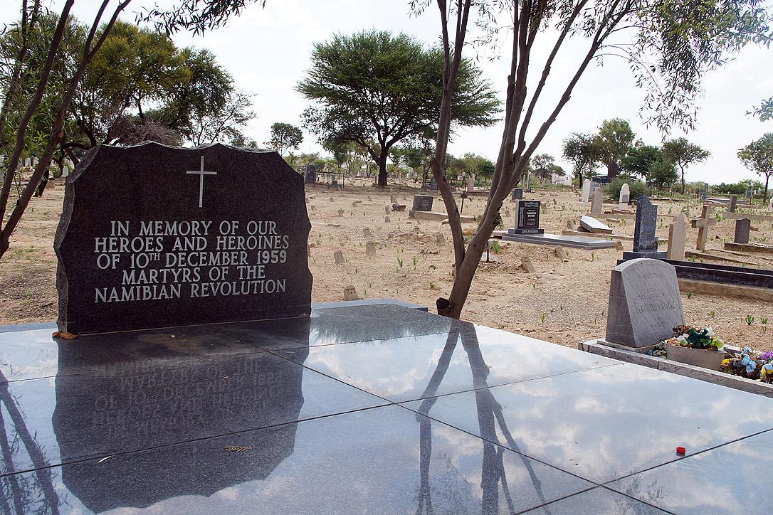 Gedenkstein für die zwölf ermordeten Herero auf dem Friedhof in Windhuk. Foto: LWB/H. Martinussen