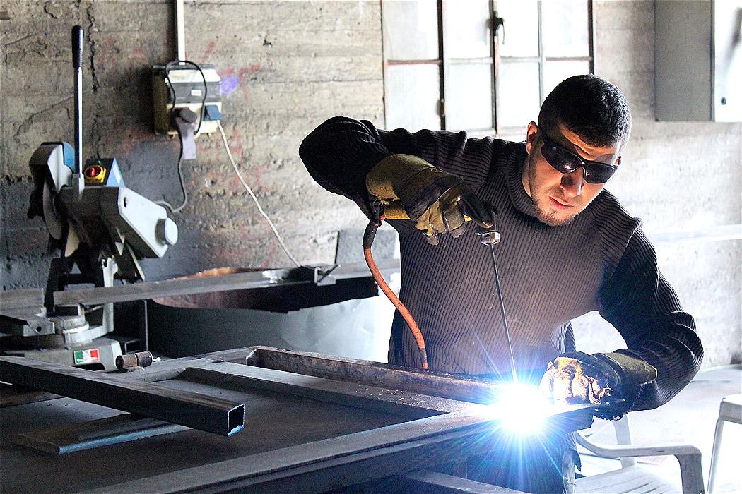 Yousef hat in Asch-Schuyuh eine Metallbau-Werkstatt aufgemacht und kann auch seinem Bruder eine Arbeitsstelle bieten. Foto: LWB-Jerusalem/T. Montgomery