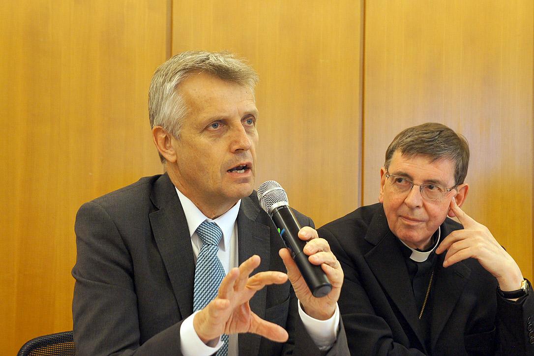 Generalsekretär Junge und Kardinal Koch bei der Vorstellung des Dialogdokumentes während der LWB-Ratstagung 2013 in Genf. Foto: LWB/S. Gallay