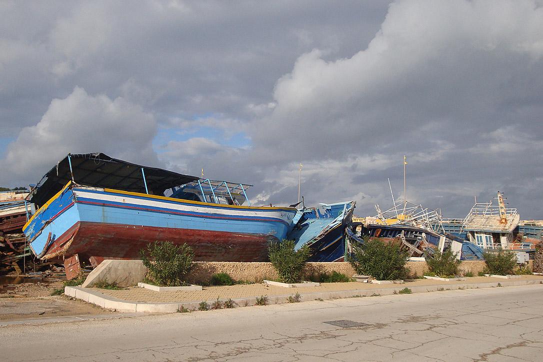 Auf einem Schiffsfriedhof der italienischen Insel Lampedusa sammeln sich marode Kähne, mit denen MigrantInnen über das Mittelmeer transportiert wurden. Foto: CCME/Franca di Lecce