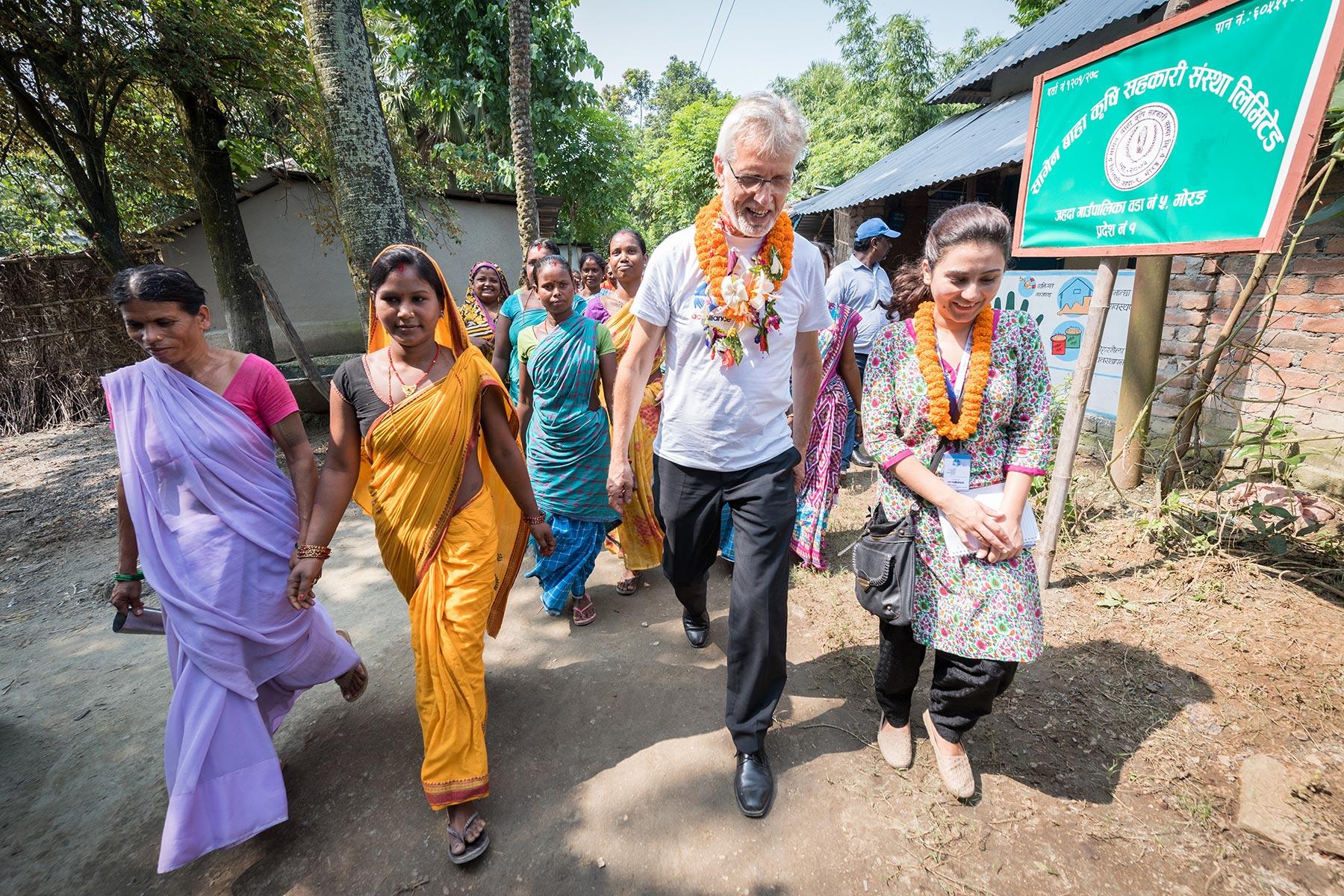 Der LWB-Generalsekretär Martin Junge besucht eine von Santal und Dalit (Musahar) bewohnte Gemeinde in Nepal. Die Gemeinde wird von der Nepalesischen Evangelisch-Lutherischen Kirche und dem LWB-Weltdienst unterstützt. Foto: LWB/Albin Hillert