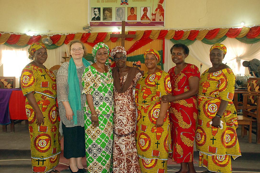 Titi Malik (dritte von li.) mit weiteren Mitgliedern der Lutherischen Kirche Christi in Nigeria sowie einer LWB-Delegation, die im März durch einen Besuch ihre Solidarität zum Ausdruck brachte. Foto: Jfaden Multimedia