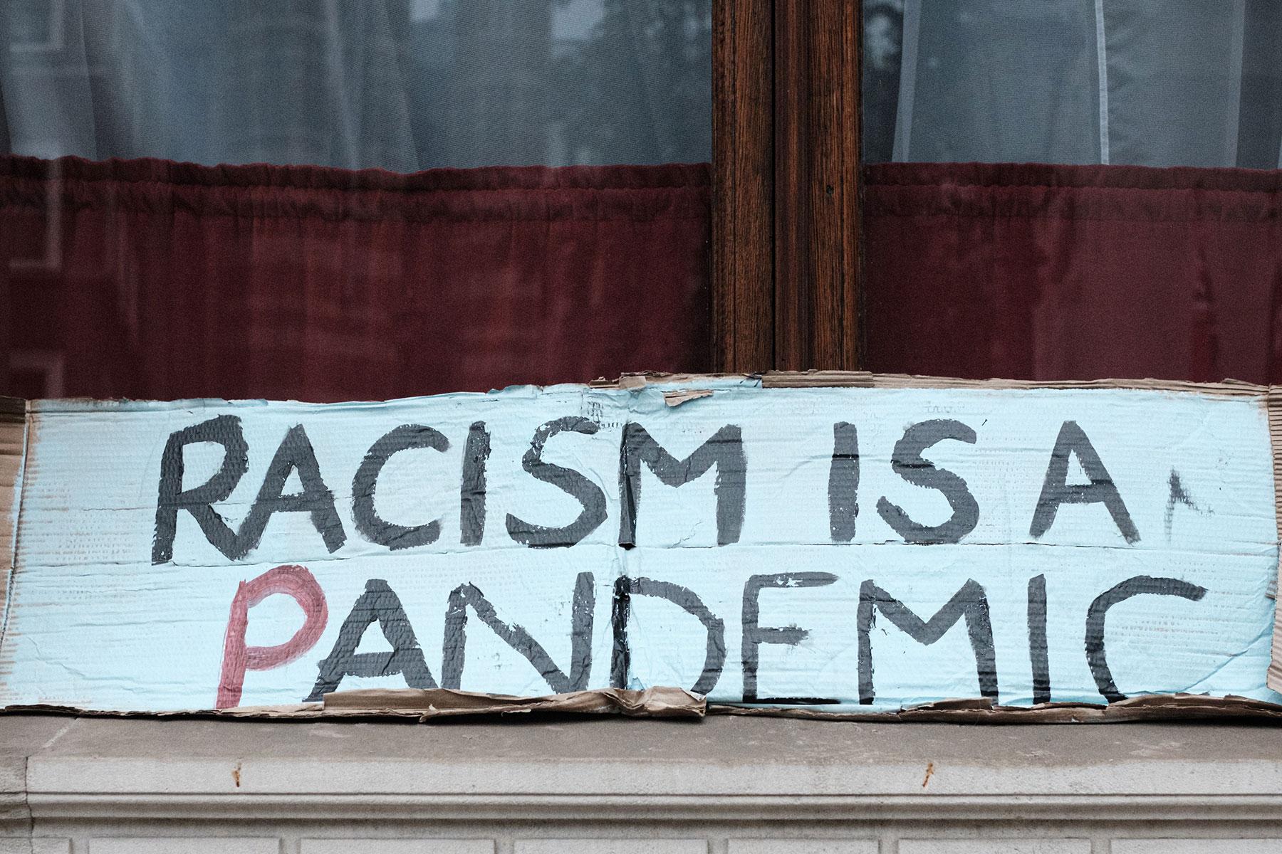 Ein Slogan, der bei einer "Black Lives Matter"-Protestveranstaltung in London verwendet wurde. Foto: Ehimetalor Akhere Unuabona via Unsplash
