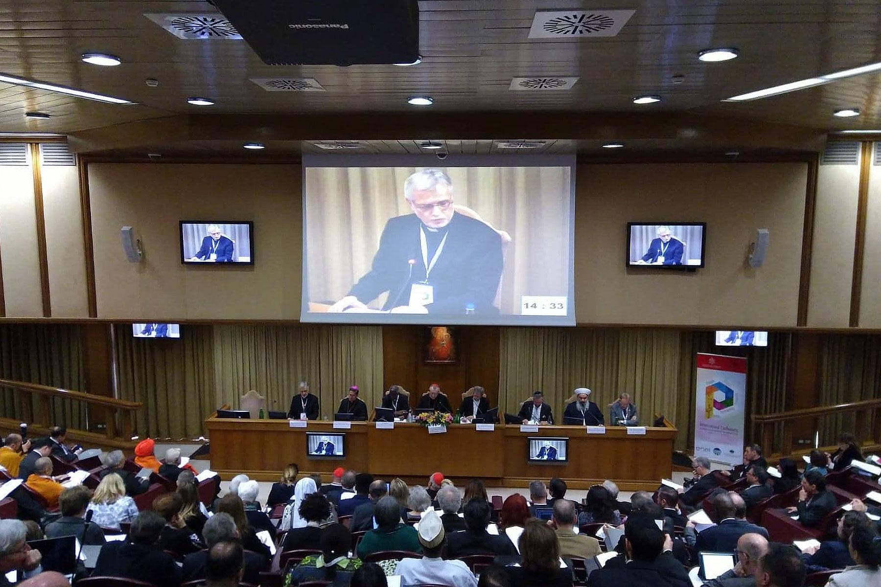 LWB-Generalsekretär Dr. Martin Junge spricht auf einem interreligiösen Podium am Eröffnungstag der Vatikanischen Konferenz über Religionen und die Ziele der nachhaltigen Entwicklung. Foto: GCCM