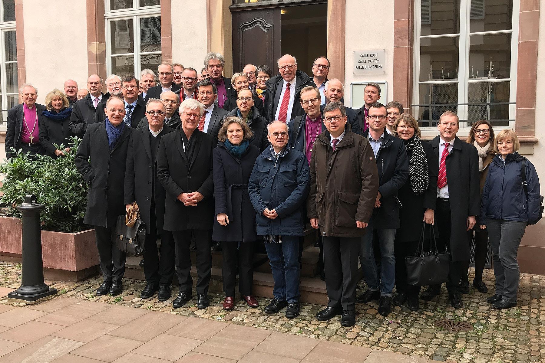 Mitglieder der VELKD-Bischofskonferenz, ökumenische Gäste und Mitarbeitende des Instituts für Ökumenische Forschung Straßburg. Foto: VELKD