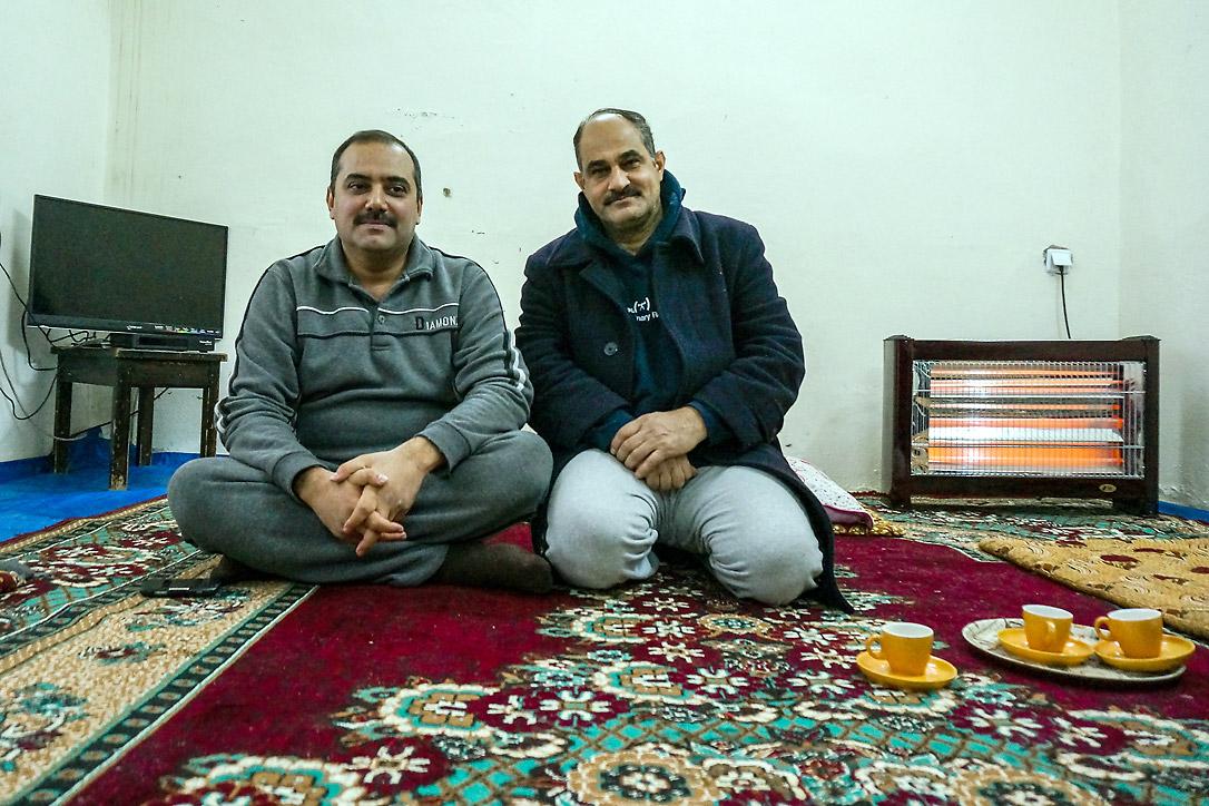 Dr. H. und sein Nachbar. Beide Männer haben mit ihren Familien Zuflucht in Kurdistan gefunden, wo eine LWB-Partnerorganisation eine mobile Klinik betreibt. Foto: LWB/ S. Cox