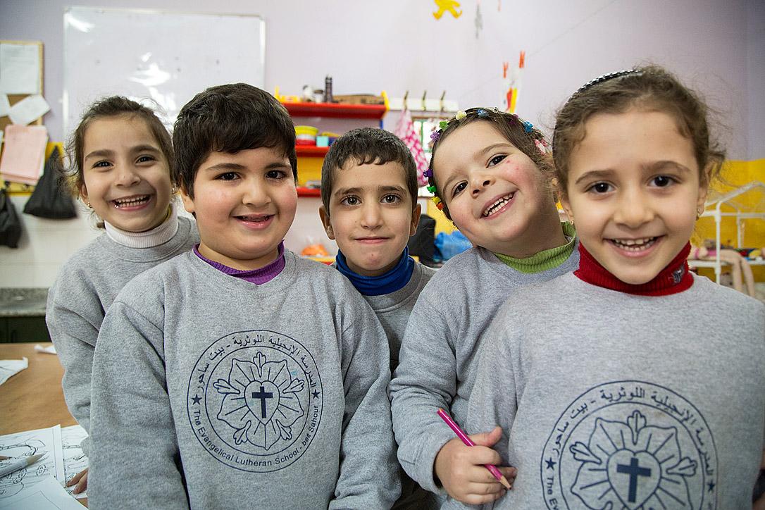 Schülerinnen und Schüler aus dem Kindergarten der Evangelisch-Lutherischen Schule in Beit Sahour machen beim Lernen des arabischen Alphabets eine Pause, um für ein Foto zu posieren. Foto: ELKJHL