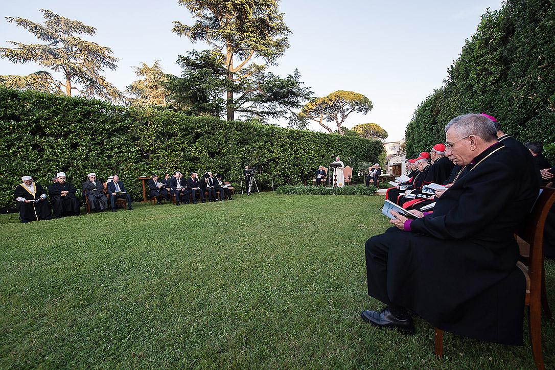 LWB-Präsident Bischof Munib A. Younan (rechts) nimmt am Gebet für den Frieden im Nahen Osten im Vatikan teil. Foto: Osservatore Romano