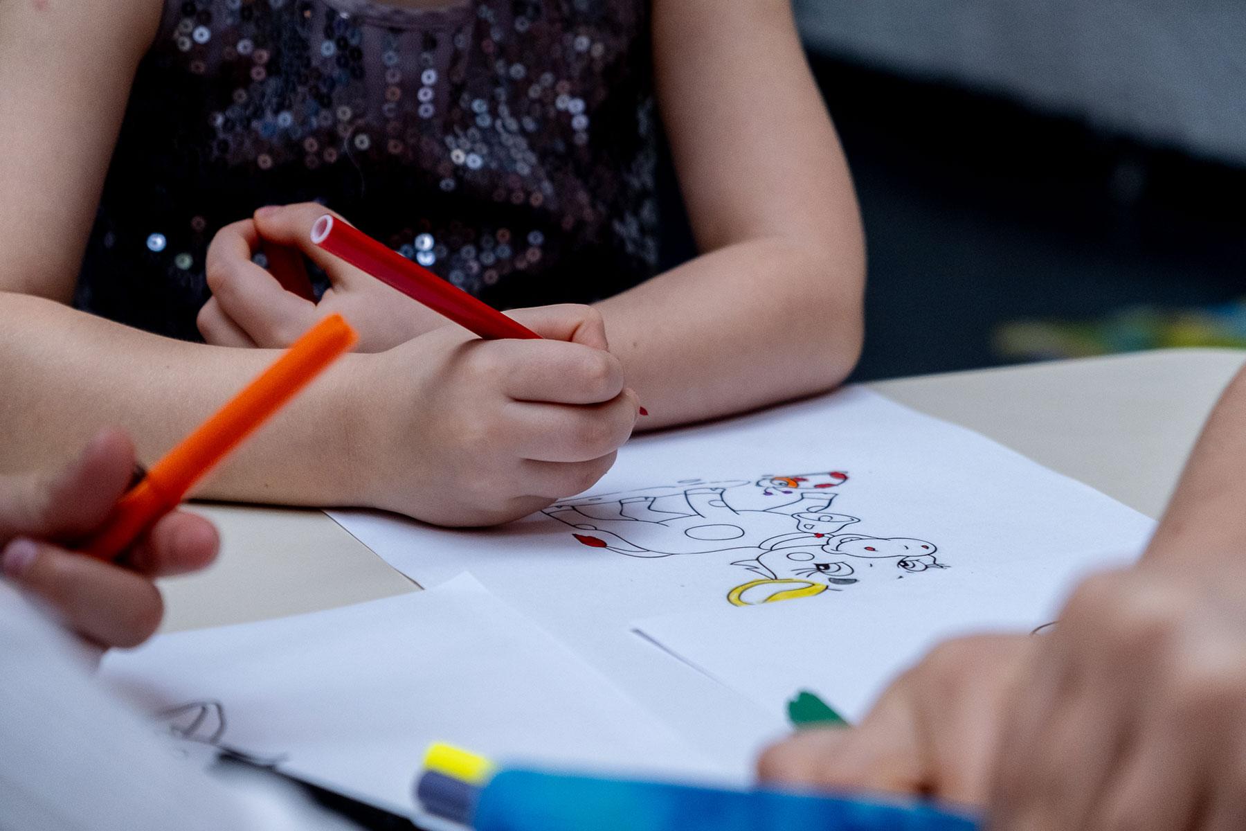 The Dévai Fogadó community center provides Ukrainian refugees with services including children’s camps and art therapy. Photo: ELCH