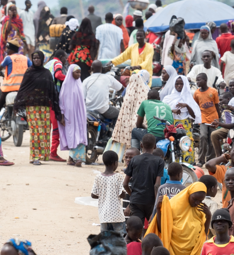 Mokolo, Kamerun: An Markttagen kommen Geflüchtete und Aufnahmegemeinschaften in Minawao zusammen, um Waren zu verkaufen und zu kaufen. Foto: LWB/Albin Hillert