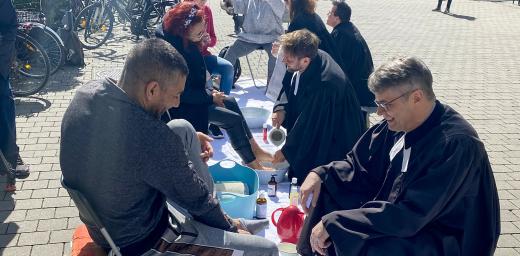 As in the previous year (photo), a public washing of the feet will also be offered in Graz on Maundy Thursday this year. Photo: Cornelia Ornig/epdÖ