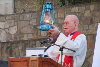 LWF Council member Bishop em. Dr Zephania Kameeta raised a lit latern, saying the “hot phase” of Assembly preparations had begun. Photo: DNK/LWB, F. Hübner