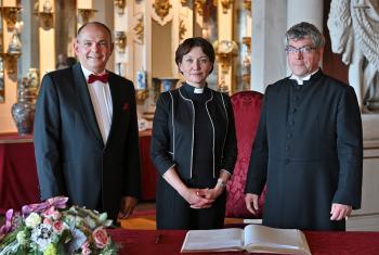 From left: Lord Mayor of Gotha, Knut Kreuch, LWF General Secretary Anne Burghardt and Leading Bishop of the Evangelical Church in Central Germany Friedrich Kramer on the occasion of the award of "Der Friedenstein" prize to Anne Burghardt. Photo: Lutz Ebhardt