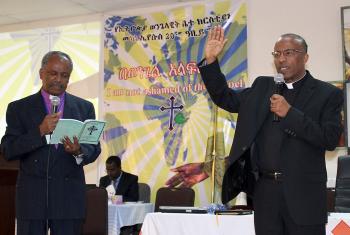 Rev. Yonas Yigezu, right, pledges to lead the Ethiopian Evangelical Church Mekane Yesus with unity and love. On left, outgoing EECMY president, Rev. Dr Wakseyoum Idosa. Photo: EECMY/Tsion Alemayehu