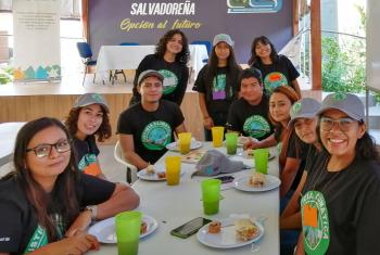 In the Salvadoran Lutheran Church, the Stewards of Creation, play a key role in promoting climate justice and creation care in church and society. Here they enjoy lunch during a workshop. Photo: SLS