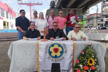 The leadership of the Honduran church presenting the 2019 general assembly statement in front of the Martin Luther bust in Tegucigalpa’s public square.  Photo: Roger Rivas