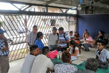 Meeting of migrants in Sarapiquí being assited with the necessary information on legal procedures for settling in the country and labor rights. Photo: ILCO