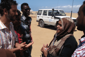 LWF staff member Fahima Ismail talks to Yemen refugees in the Markazi camp, near Obock town, during a LWF assessment of the needs of refugees. Photo: LWF/J. Macharia