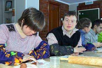 Young people with disabilities receive support and therapy, such as painting lessons, by a small Lutheran congregation in Tolyatti, Russia. Photo: Marcus Mockler, epd -Bild