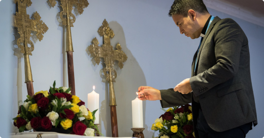 Johannes Zeiler von der Schwedischen Kirche zündet Kerzen für die Morgenandacht an. Foto: LWB/Albin Hillert 