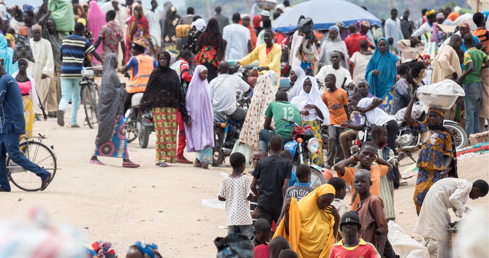 Mokolo, Kamerun: An Markttagen kommen Geflüchtete und Aufnahmegemeinschaften in Minawao zusammen, um Waren zu verkaufen und zu kaufen. Foto: LWB/Albin Hillert