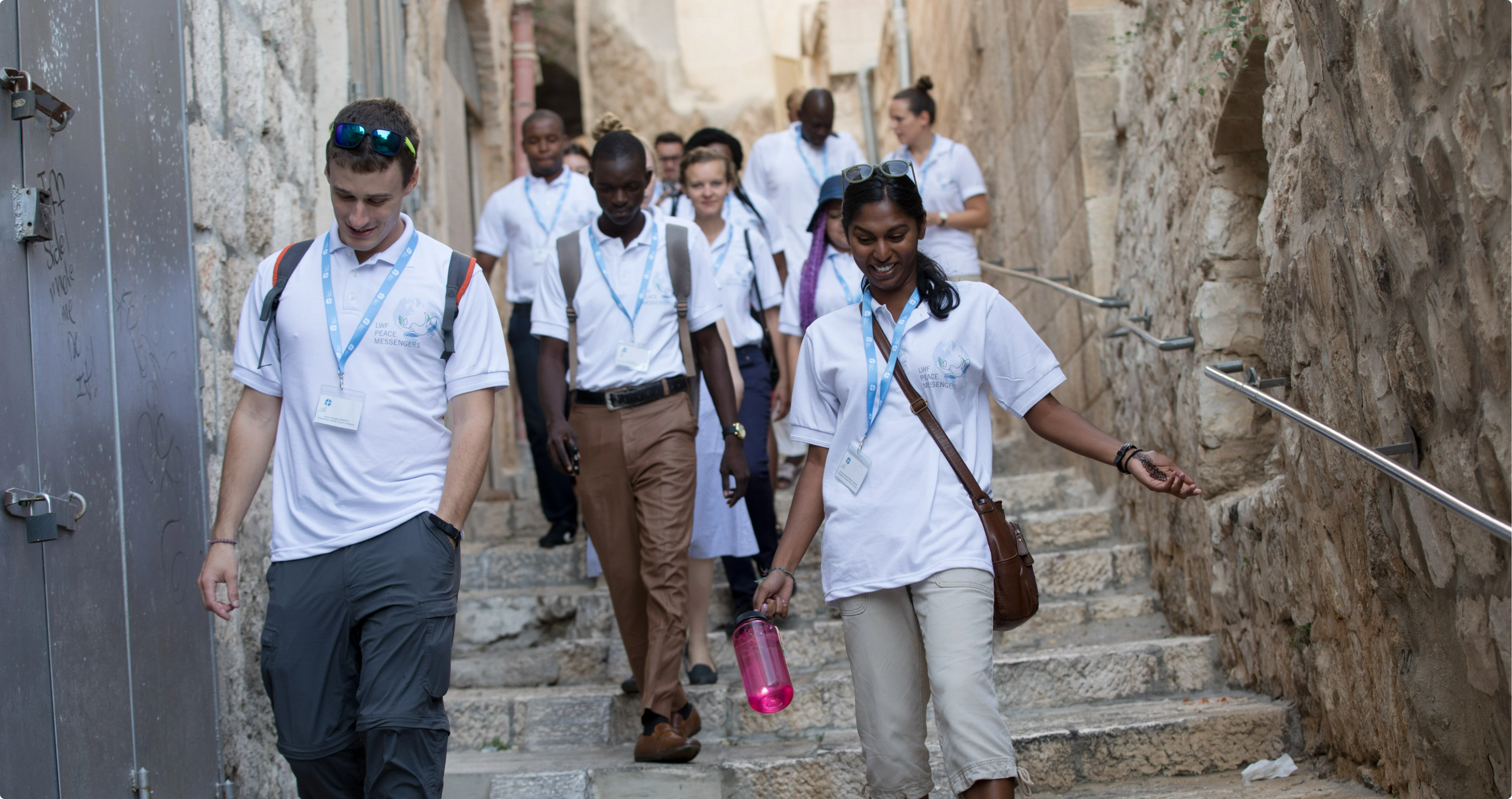 Die Teilnehmenden des 2017 LWB-Trainings für Friedensbotschafterinnen und -botschafter-Trainings versammeln sich zu einem Rundgang in Jerusalem. Foto: Ben Gray