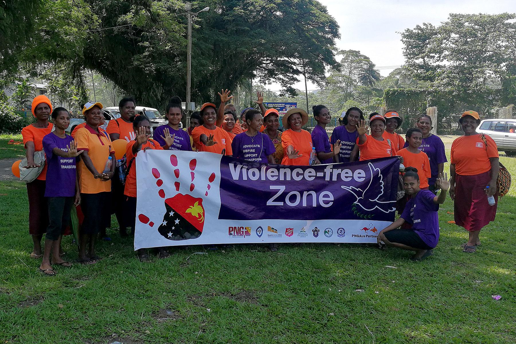 Mitglieder der Evangelisch-Lutherischen Kirche Papua-Neuguineas nehmen an einer Veranstaltung zur Eröffnung der Kampagne 20 Aktionstage gegen Gewalt an Frauen teil. Foto: ELKPN/Asenath TUBIAN