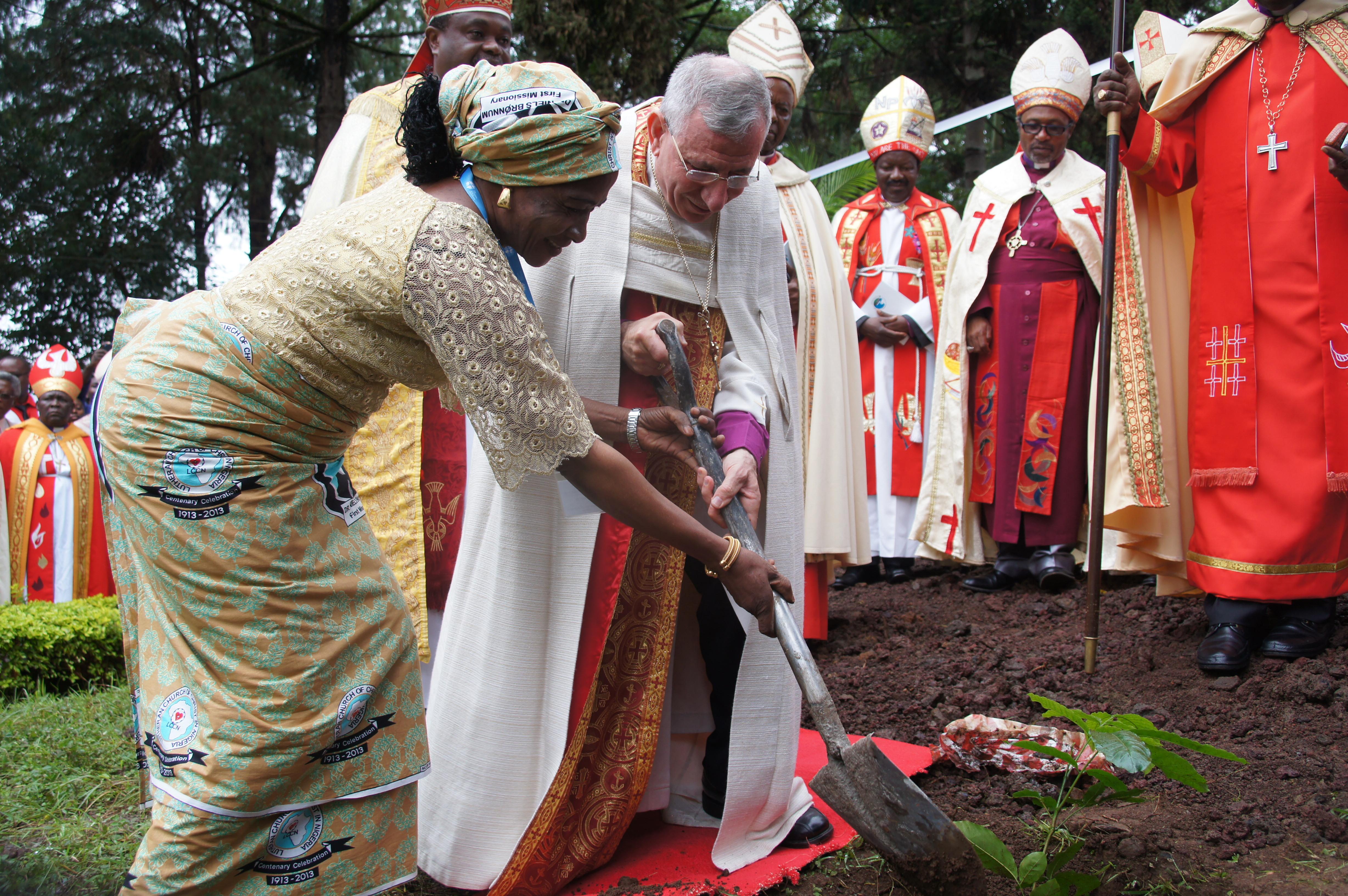 LWB-Ratsmitglied Titi Malik und LWB-Präsident Bischof Munib A. Younan pflanzen anlässlich des 60. Jubiläums der ersten lutherischen Konferenz in Marangu einen Baum. Foto: LWB/Tsion Alemayehu