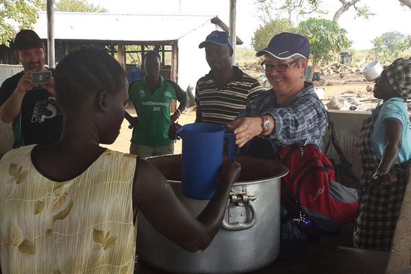 Die Flüchtlingsarbeit ist Teil des Engagements der ELKIK als Kirche, die „zu den Mitmenschen gesandt“ ist. Im Bild: Nationalbischöfin Susan C. Johnson besucht Flüchtlinge in Adjumani (Norduganda). Foto: LWB-Uganda