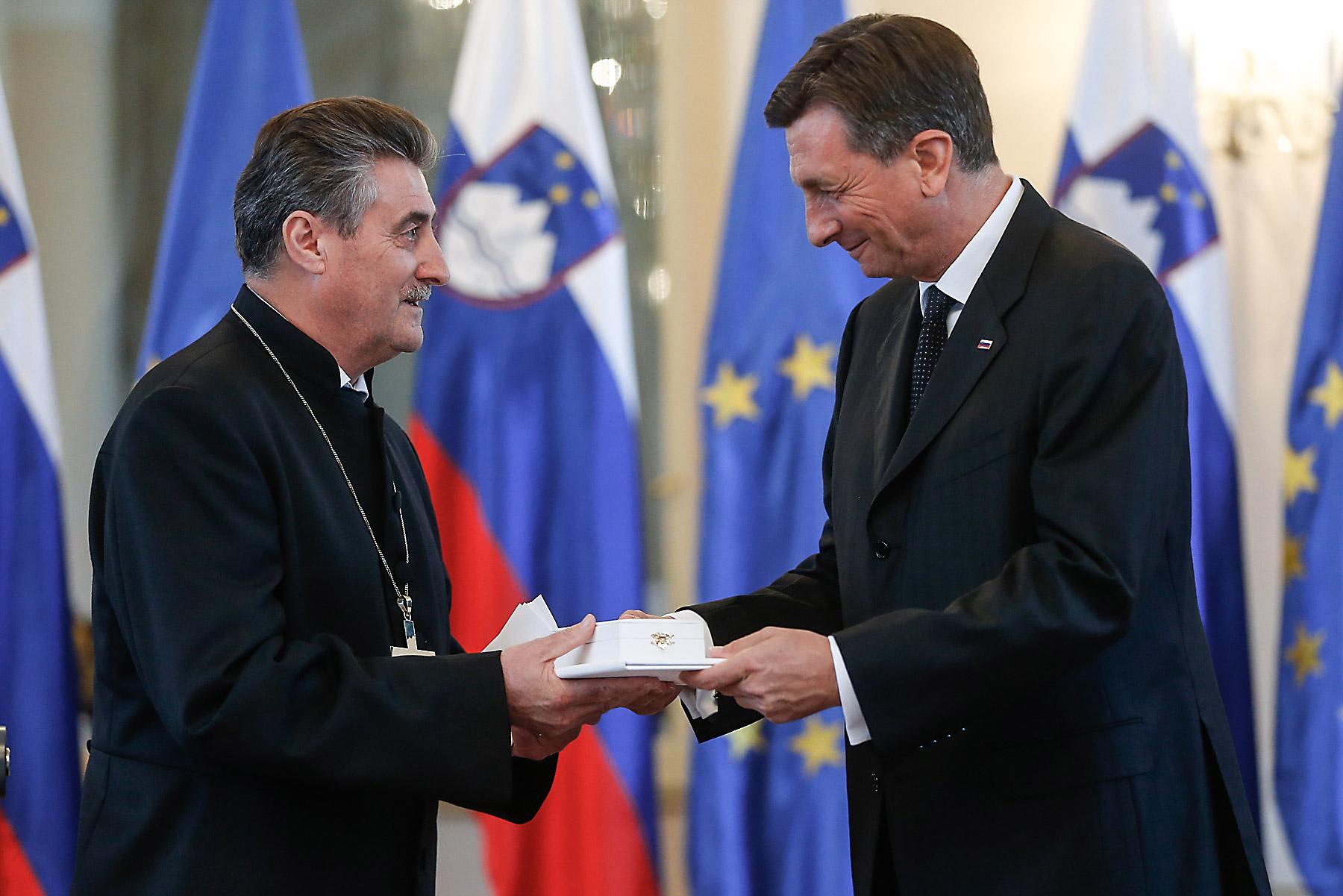 Borut Pahor, der Präsident der Republik Slowenien, verleiht Bischof Geza Erniša den Silbernen Orden für Verdienste. Foto: Stanko Gruden/STA