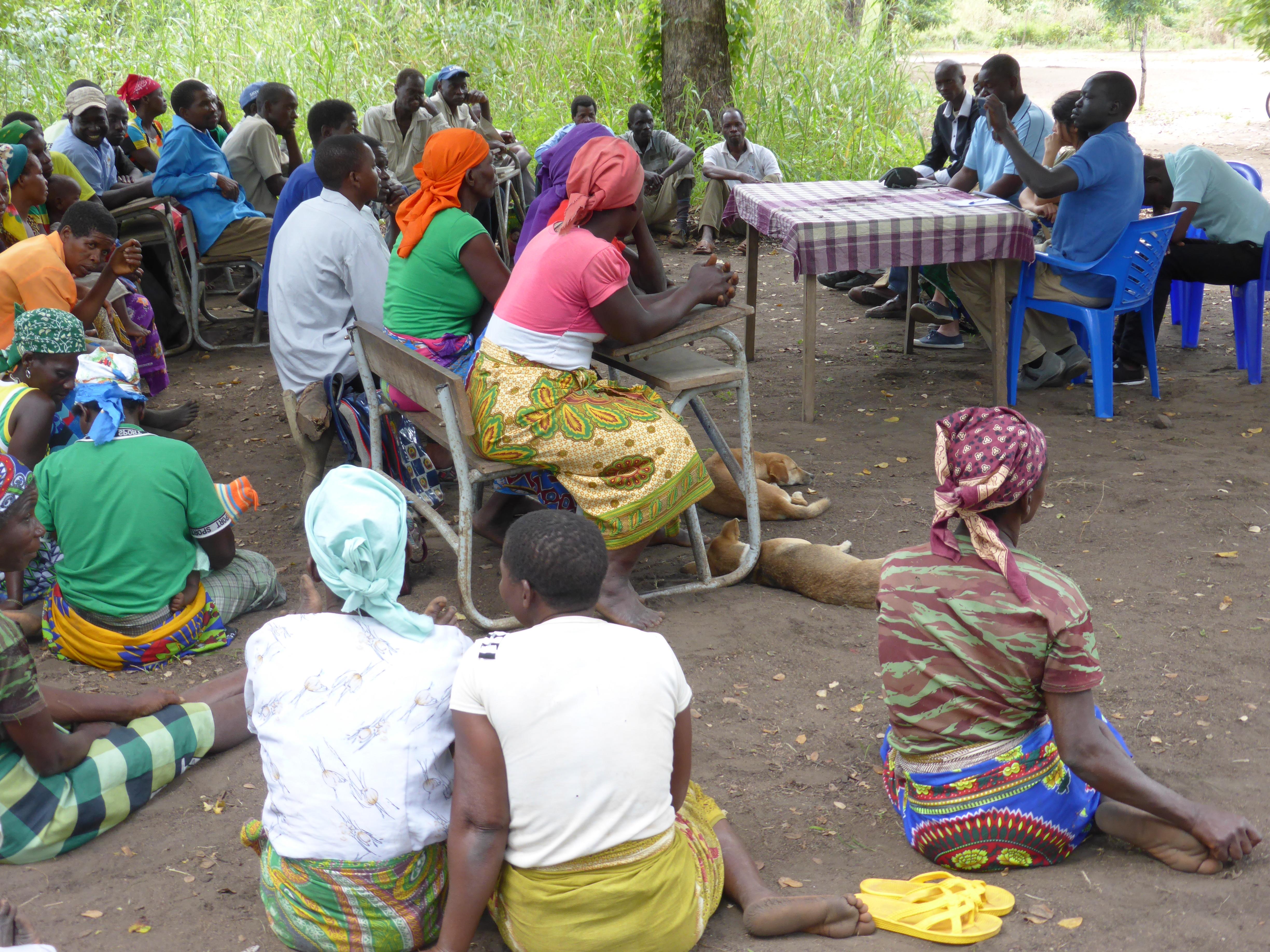LWB-Mitarbeitende sammeln Informationen zur Menschenrechtssituation in einem Dorf in Mosambik. Foto: S. Oftadeh