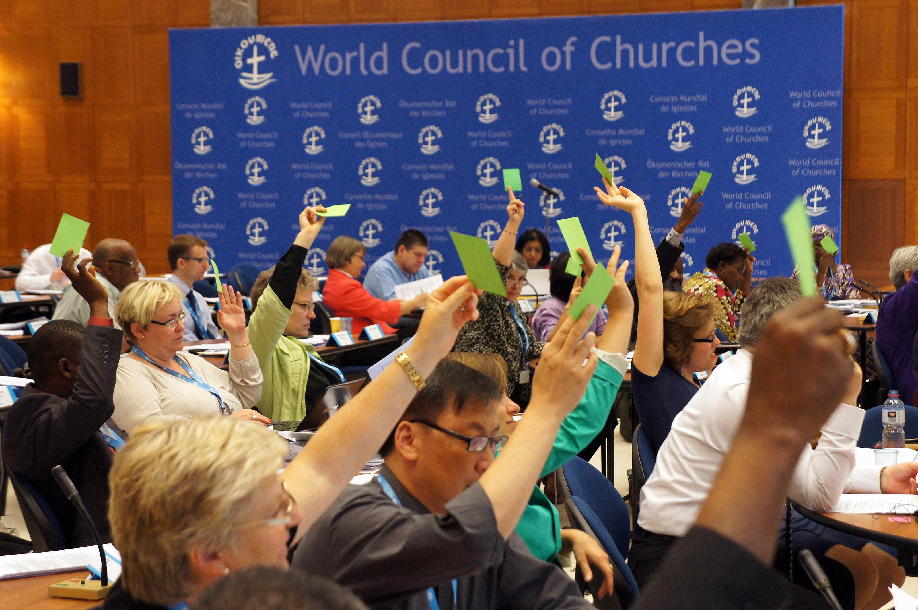 Council members vote on a recommendation. Â© LWF/S. Gallay