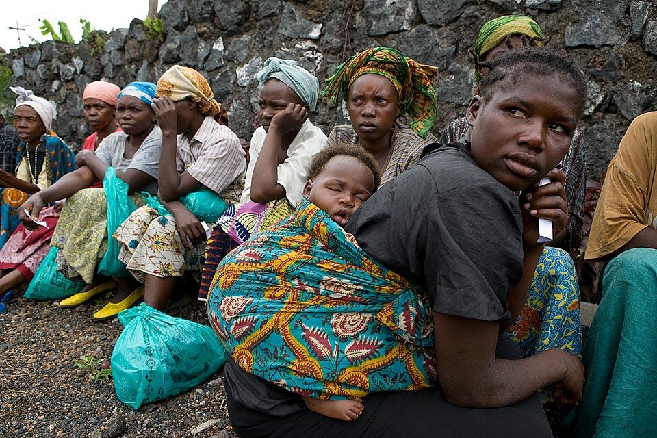Binnenvertriebene warten während der Kämpfe in Goma (Demokratische Republik Kongo) auf Hilfe. © Tarik Tinazay/DKH-AKT