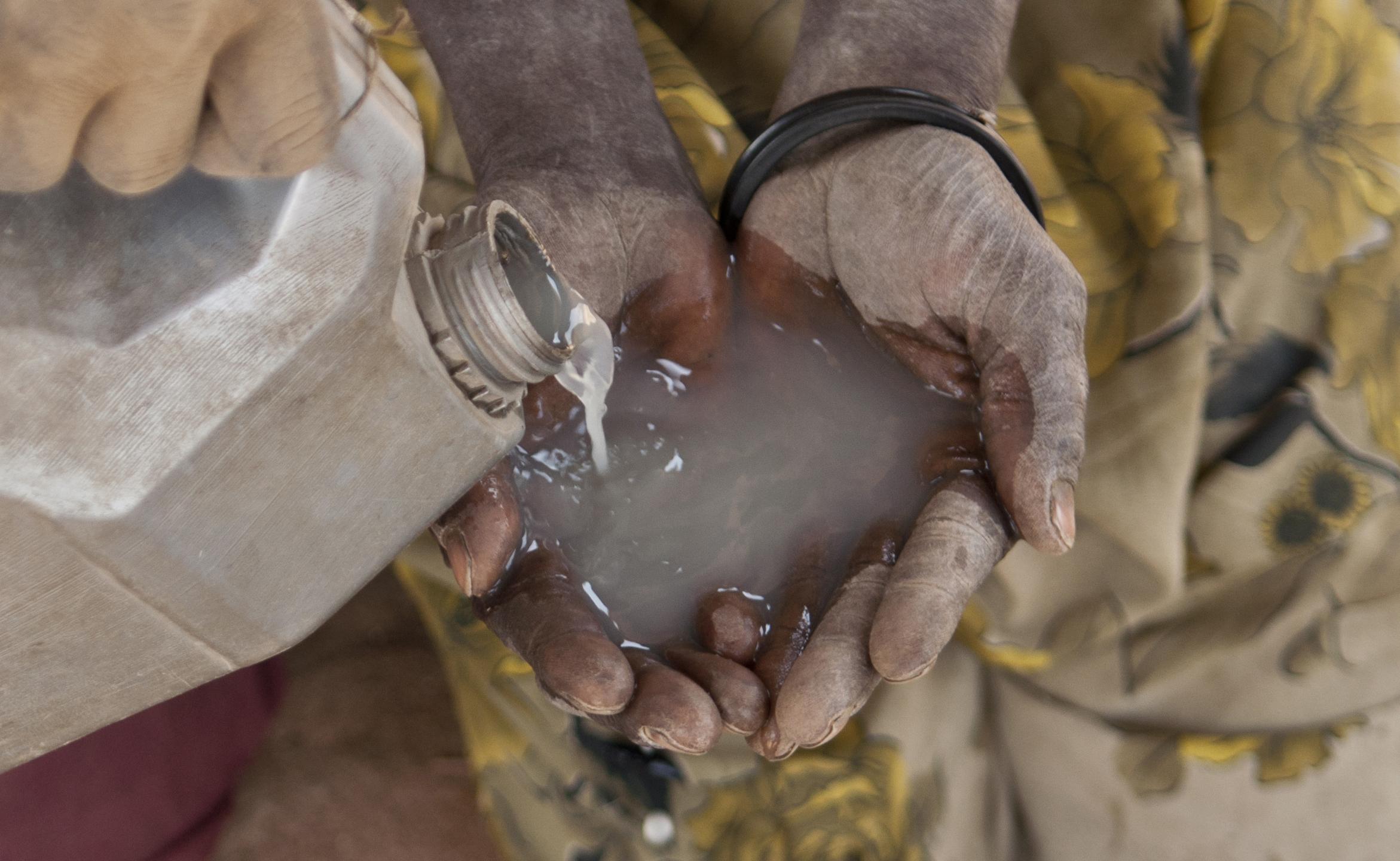 Viele der Vertriebenen benutzen unbehandeltes Wasser aus Sümpfen und Flüssen. Der LWB verteilt Wasseraufbereitungstabletten um das Trinkwasser zu reinigen. Foto: Melany Markham