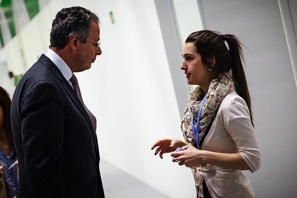 LWB-Delegationsmitglied Raquel Kleber (aus Brasilien) spricht mit Botschafter André Corrêa do Lago, dem Leiter der brasilianischen Delegation auf dem COP18-Klimagipfel in Doha. © LWB/Sidney Traynham