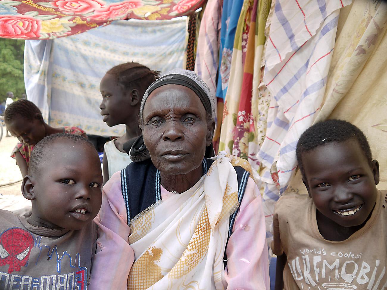 Tabisa Nyabol und ihre Enkel in Adjumani, Uganda. Foto: ACT-DCA-LWB/Mai Gad