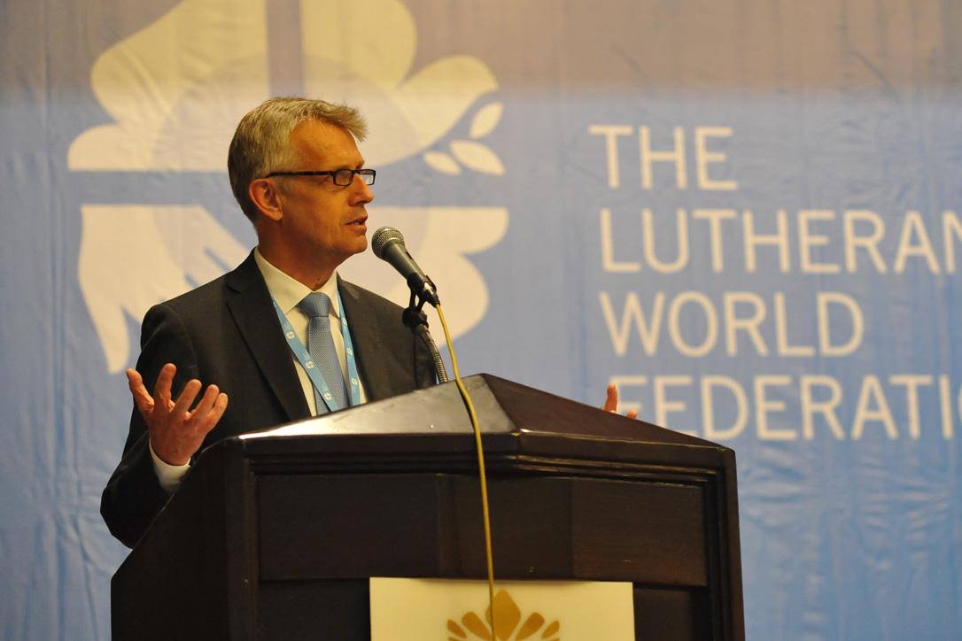 Der LWB-Generalsekretär Martin Junge stellt seinen Bericht bei der Ratssitzung vom 12.-17. Juni 2014 in Medan, Indonesien, vor. Foto: LWB/ M. Renaux