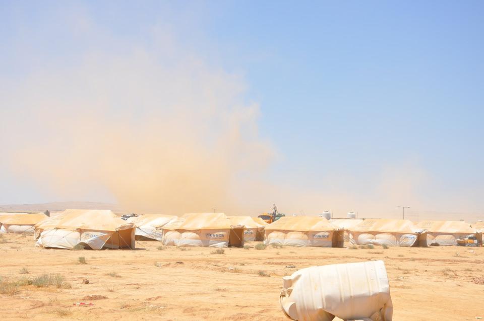 Die häufigen Sandstürme im Za‘atri Flüchtlingslager sind nur eine der Herausforderungen, denen sich die Flüchtlinge aus Syrien gegenübersehen. © LWB/AWD/R. Schlott