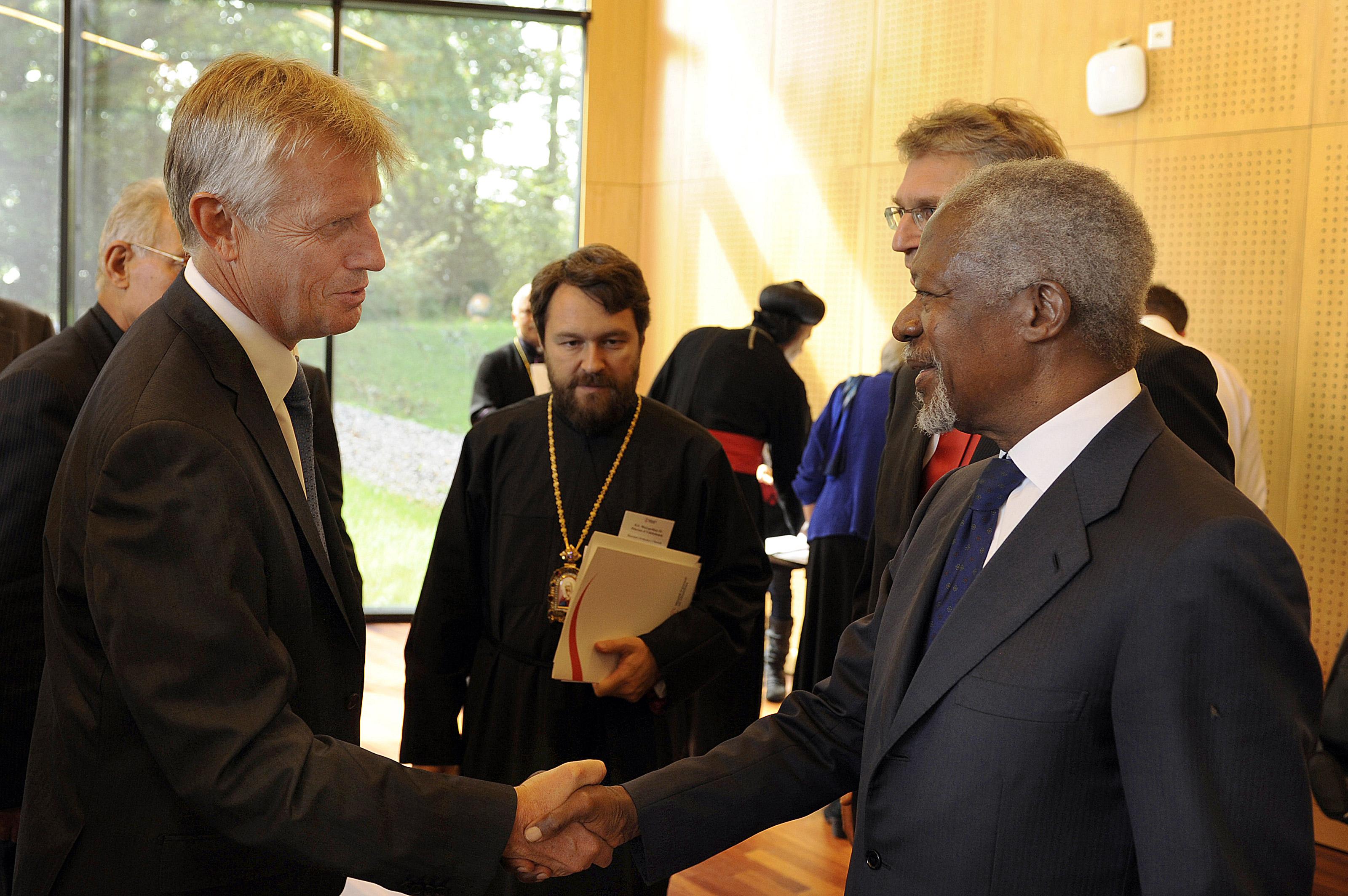 Kofi Annan greets Martin Junge at the WCC consultation Â© Peter Williams/WCC