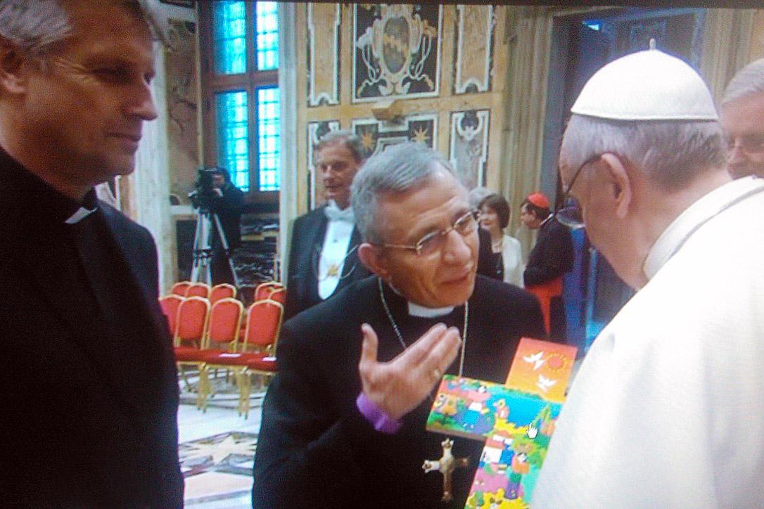 LWF President Bishop Dr Munib A. Younan presents Pope Francis with a Salvadoran cross during a March 2013 audience.