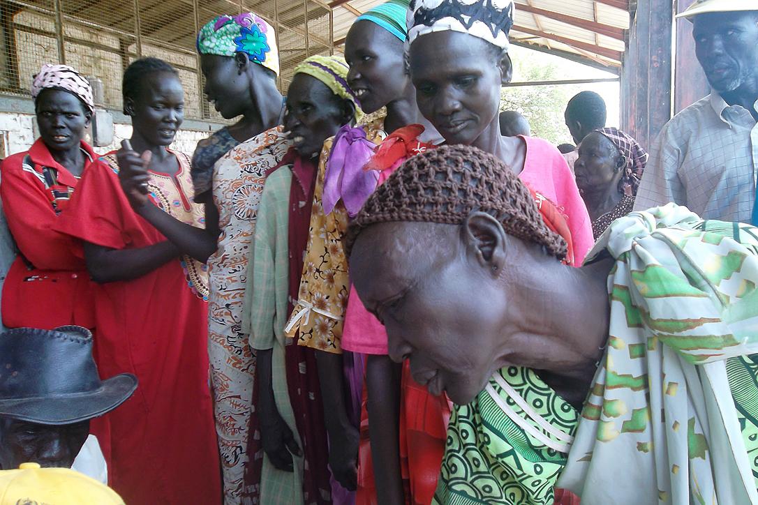 Der LWB verteilt Hilfsgüter an Binnenvertriebene. 30. März, Bezirk Twic East, Jonglei, Südsudan. Foto: LWB-Südsudan/J. Aleer