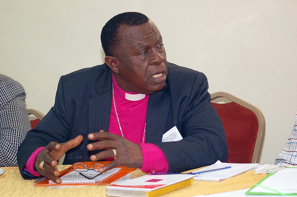 Der ghanaische Bischof Dr. Paul Kofi Fynn moderiert eine Sitzung der LWB-Konsultation zum Thema „Armut und wirtschaftliche Ungerechtigkeit in Afrika bekämpfen“, die in Nairobi (Kenia) stattfand. © LWB/Fredrick Nzwili